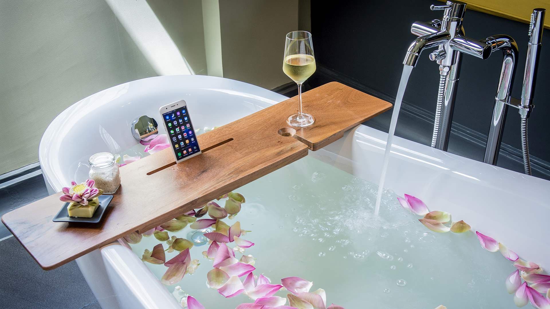 Anjali by Syphon deluxe suite bathroom bathtub set up